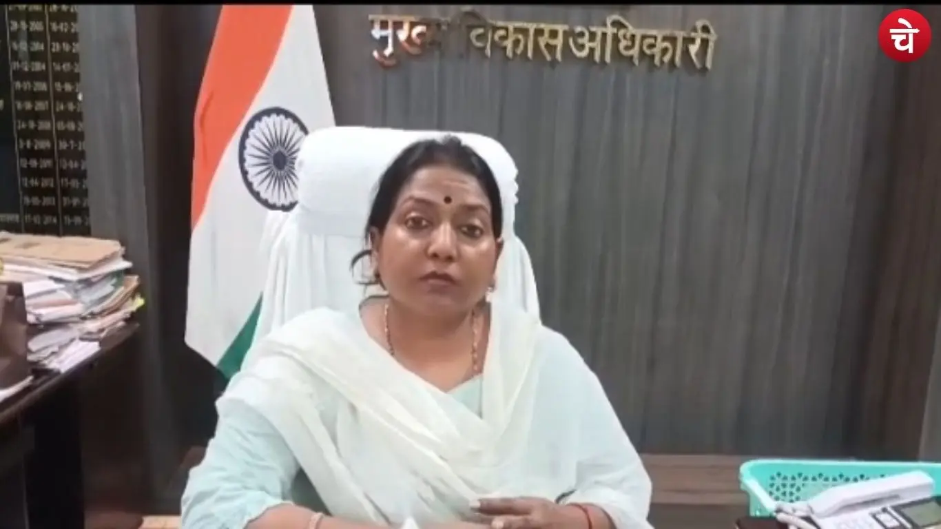 CDO Anju Lata conducting a surprise inspection of the Vikas Bhawan in Raebareli